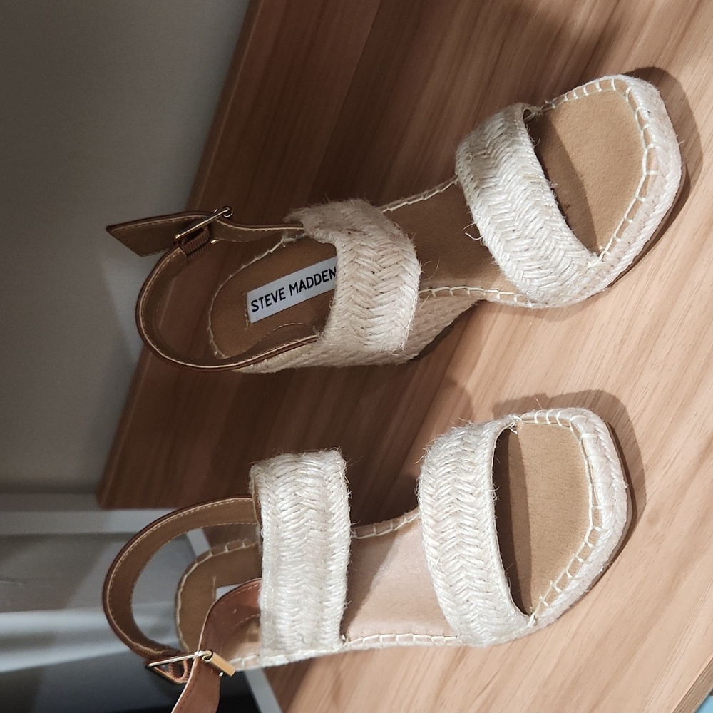 NWOT STEVE MADDEN IMMATION RAFFIA Sandal SIZE 7 BUCKLE AT ANKLE BEIGE/TAN